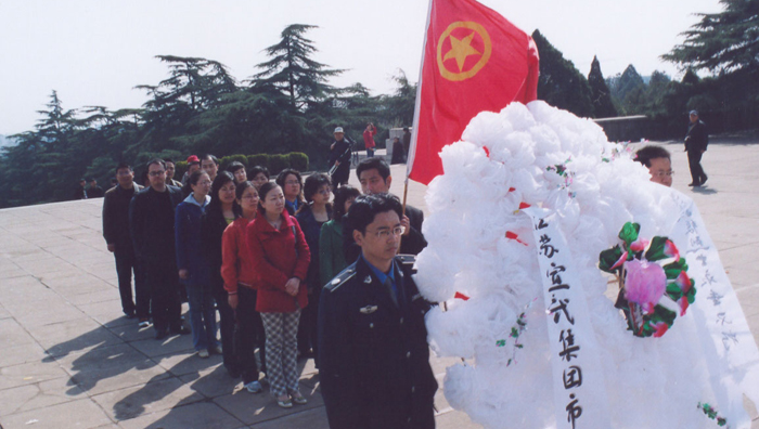 團(tuán)員掃墓